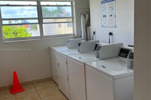 Condo in Miami, Florida, 2 bedrooms  № 1973328 - photo 16