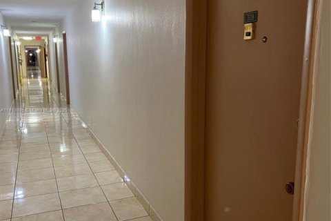 Condo in Miami, Florida, 2 bedrooms  № 1973328 - photo 17