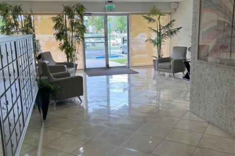 Condo in Miami, Florida, 2 bedrooms  № 1973328 - photo 13