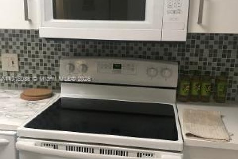 Condo in Miami, Florida, 2 bedrooms  № 1973328 - photo 10