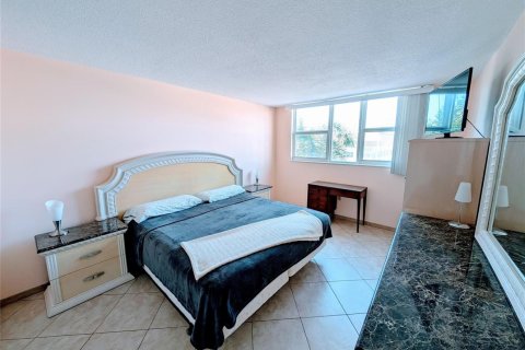 Copropriété à vendre à Hallandale Beach, Floride: 2 chambres, 91.79 m2 № 2153954 - photo 6