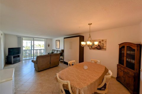 Copropriété à vendre à Hallandale Beach, Floride: 2 chambres, 91.79 m2 № 2153954 - photo 3