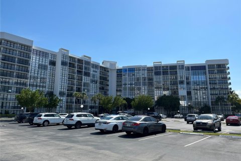 Appartement à louer à Hallandale Beach, Floride: 1 chambre, 99.87 m2 № 1968493 - photo 1