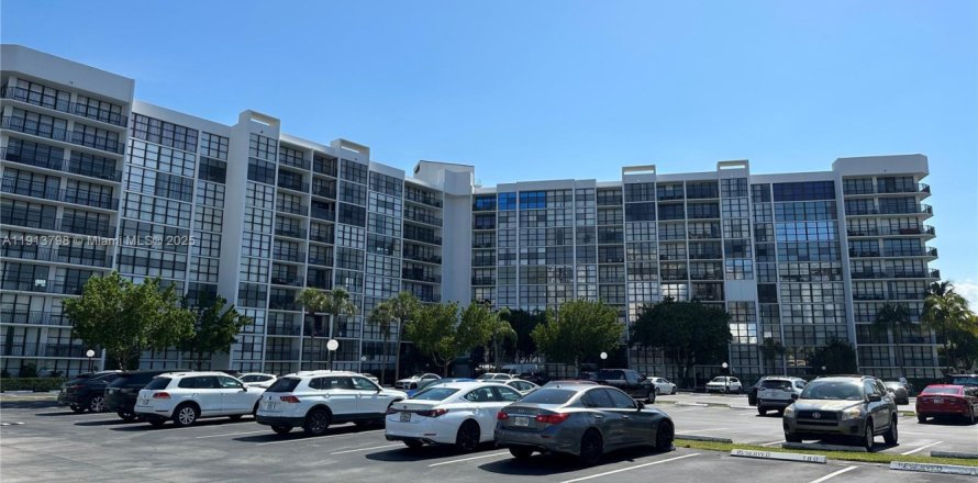 Appartement à Hallandale Beach, Floride 1 chambre, 99.87 m2 № 1968493