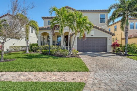 House in Bradenton, Florida 5 bedrooms, 332.22 sq.m. № 1609304 - photo 1