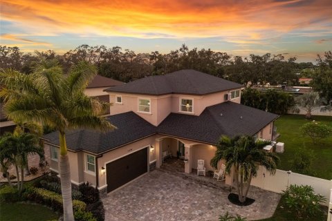 House in Saint Petersburg, Florida 3 bedrooms, 243.31 sq.m. № 1895061 - photo 1