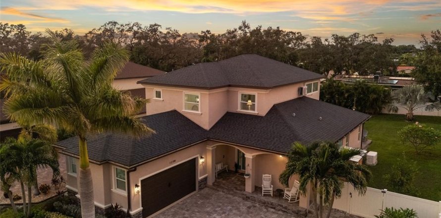 House in Saint Petersburg, Florida 3 bedrooms, 243.31 sq.m. № 1895061
