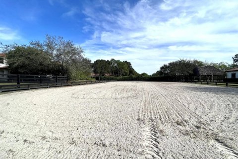House in Wellington, Florida 4 bedrooms, 421.4 sq.m. № 2187318 - photo 17