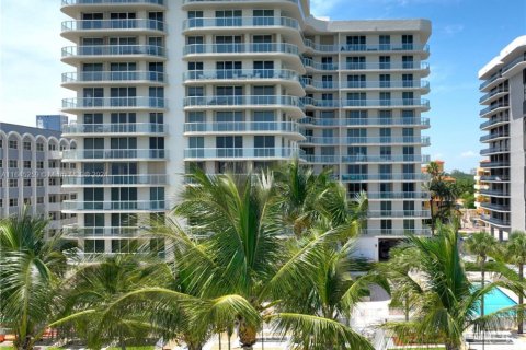 Condo in Surfside, Florida, 2 bedrooms  № 1864646 - photo 6