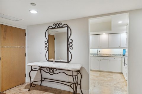 Condo in Surfside, Florida, 2 bedrooms  № 1864646 - photo 21