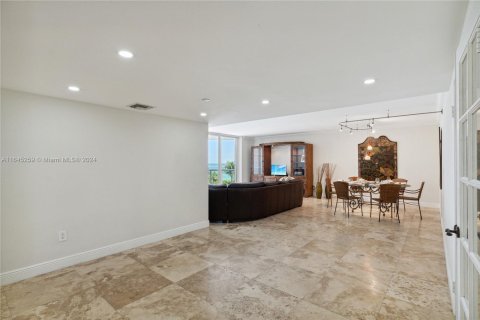 Condo in Surfside, Florida, 2 bedrooms  № 1864646 - photo 23