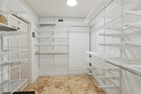 Condo in Surfside, Florida, 2 bedrooms  № 1864646 - photo 18
