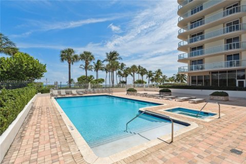 Condo in Surfside, Florida, 2 bedrooms  № 1864646 - photo 28