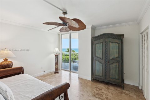 Condo in Surfside, Florida, 2 bedrooms  № 1864646 - photo 15