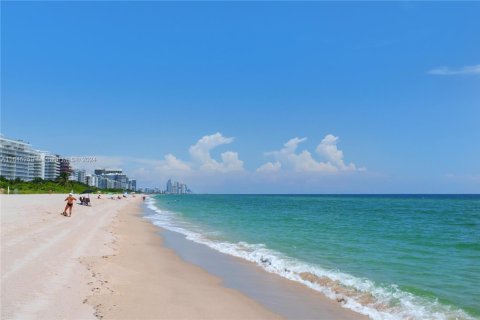 Condo in Surfside, Florida, 2 bedrooms  № 1864646 - photo 3