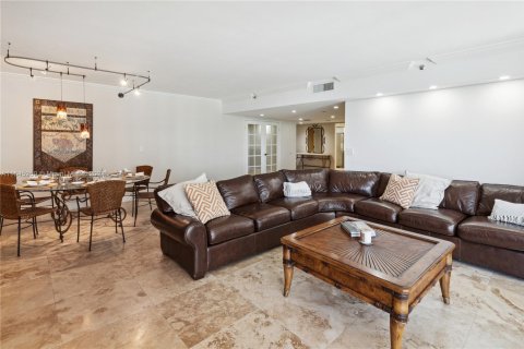 Condo in Surfside, Florida, 2 bedrooms  № 1864646 - photo 9