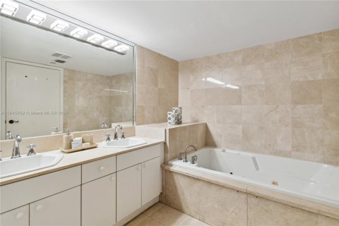 Condo in Surfside, Florida, 2 bedrooms  № 1864646 - photo 17
