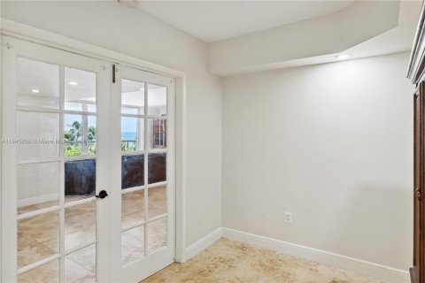 Condo in Surfside, Florida, 2 bedrooms  № 1864646 - photo 19