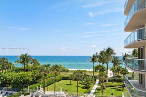 Condo in Surfside, Florida, 2 bedrooms  № 1864646 - photo 1