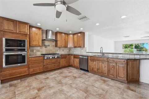 House in Saint Pete Beach, Florida 3 bedrooms, 181.44 sq.m. № 2221486 - photo 25