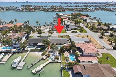 House in Saint Pete Beach, Florida 3 bedrooms, 181.44 sq.m. № 2221486 - photo 5