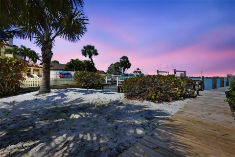 House in Saint Pete Beach, Florida 3 bedrooms, 181.44 sq.m. № 2221486 - photo 8