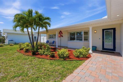 House in Saint Pete Beach, Florida 3 bedrooms, 181.44 sq.m. № 2221486 - photo 14