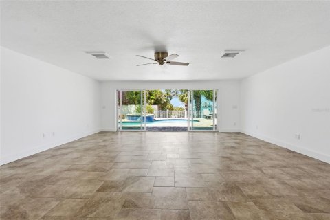 House in Saint Pete Beach, Florida 3 bedrooms, 181.44 sq.m. № 2221486 - photo 22