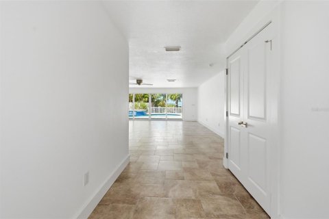 House in Saint Pete Beach, Florida 3 bedrooms, 181.44 sq.m. № 2221486 - photo 18