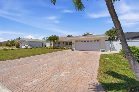 House in Saint Pete Beach, Florida 3 bedrooms, 181.44 sq.m. № 2221486 - photo 13
