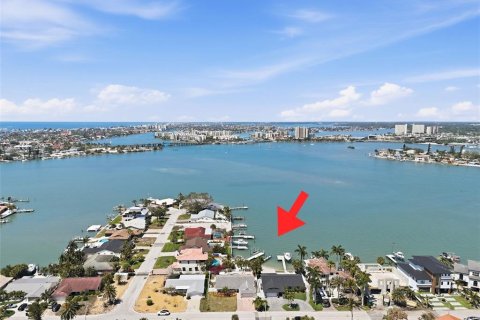 House in Saint Pete Beach, Florida 3 bedrooms, 181.44 sq.m. № 2221486 - photo 4