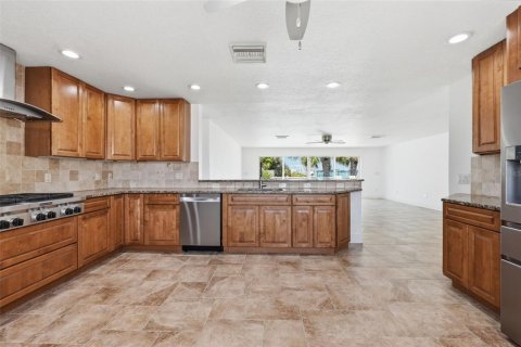 House in Saint Pete Beach, Florida 3 bedrooms, 181.44 sq.m. № 2221486 - photo 24