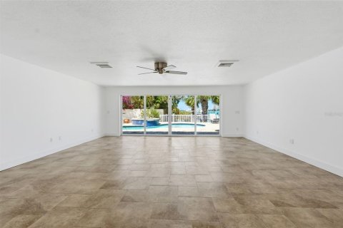 House in Saint Pete Beach, Florida 3 bedrooms, 181.44 sq.m. № 2221486 - photo 21