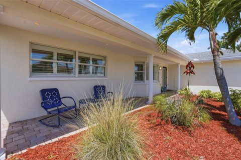 House in Saint Pete Beach, Florida 3 bedrooms, 181.44 sq.m. № 2221486 - photo 15