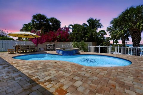 House in Saint Pete Beach, Florida 3 bedrooms, 181.44 sq.m. № 2221486 - photo 11