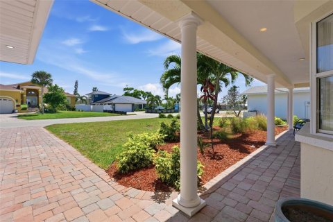 House in Saint Pete Beach, Florida 3 bedrooms, 181.44 sq.m. № 2221486 - photo 16