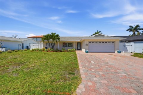 House in Saint Pete Beach, Florida 3 bedrooms, 181.44 sq.m. № 2221486 - photo 12