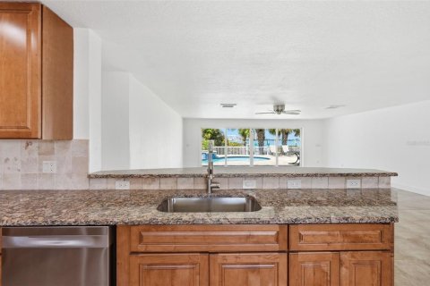 House in Saint Pete Beach, Florida 3 bedrooms, 181.44 sq.m. № 2221486 - photo 23