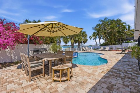 House in Saint Pete Beach, Florida 3 bedrooms, 181.44 sq.m. № 2221486 - photo 9