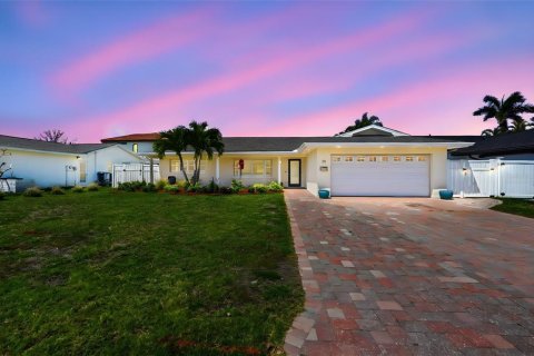 House in Saint Pete Beach, Florida 3 bedrooms, 181.44 sq.m. № 2221486 - photo 2