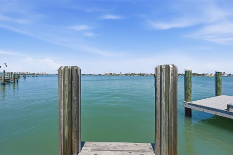 House in Saint Pete Beach, Florida 3 bedrooms, 181.44 sq.m. № 2221486