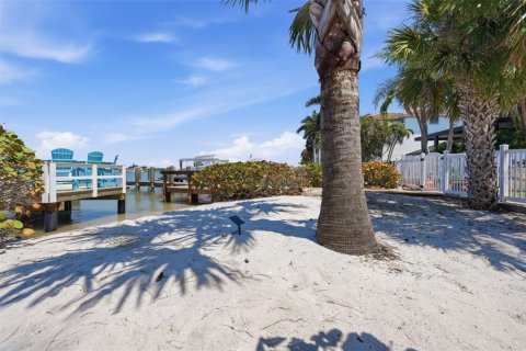 House in Saint Pete Beach, Florida 3 bedrooms, 181.44 sq.m. № 2221486 - photo 7