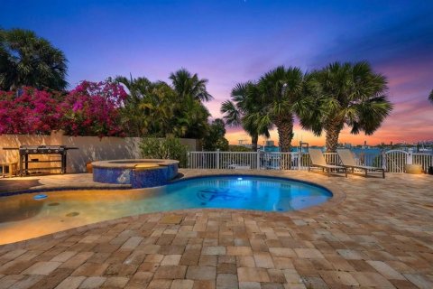 House in Saint Pete Beach, Florida 3 bedrooms, 181.44 sq.m. № 2221486 - photo 3