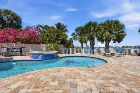 House in Saint Pete Beach, Florida 3 bedrooms, 181.44 sq.m. № 2221486 - photo 10