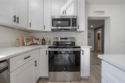Villa ou maison à vendre à Tampa, Floride: 2 chambres, 102.19 m2 № 2420243 - photo 11