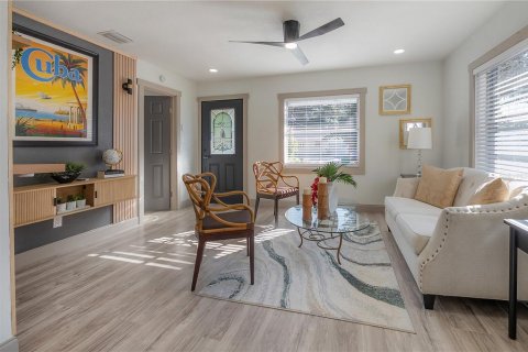 Villa ou maison à vendre à Tampa, Floride: 2 chambres, 102.19 m2 № 2420243 - photo 6