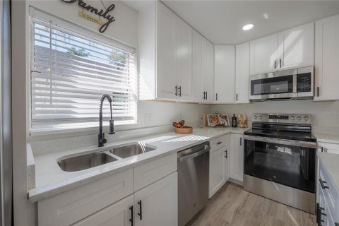 Villa ou maison à vendre à Tampa, Floride: 2 chambres, 102.19 m2 № 2420243 - photo 10