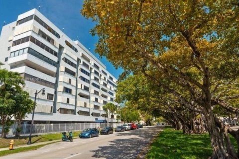 Condo in Miami, Florida, 2 bedrooms  № 1889148 - photo 1