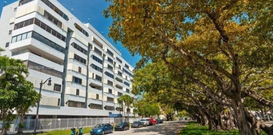 Condo in Miami, Florida, 2 bedrooms  № 1889148