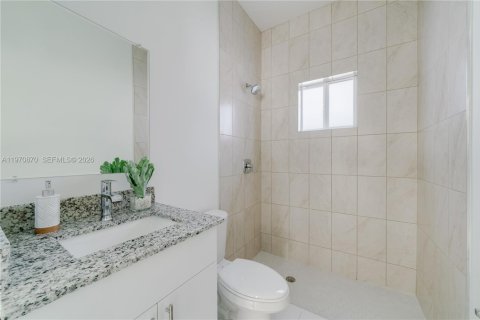 Villa ou maison à vendre à Miami, Floride: 5 chambres, 181.62 m2 № 2031475 - photo 11